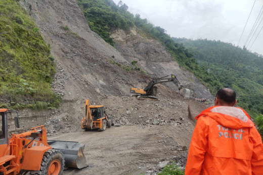 बाढीपहिरोबाट यी राजमार्ग अवरूद्ध